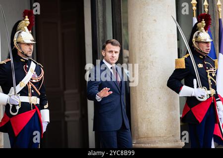 Parigi, Francia. 21 ottobre 2024. Il presidente francese Emmanuel Macron ha visto all'ingresso del Palazzo Elysee prima di ricevere Jose Raul Mulino, il presidente della Repubblica di Panama. Il presidente francese Emmanuel Macron incontra Jose Raul Mulino, presidente della Repubblica di Panama, all'Elysee Palace di Parigi. Credito: SOPA Images Limited/Alamy Live News Foto Stock