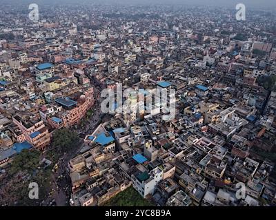 12.10.2024.Varanasi Uttar Pradesh India splendida vista panoramica della famosa città Santa di Varanasi catturata con un drone in India Foto Stock