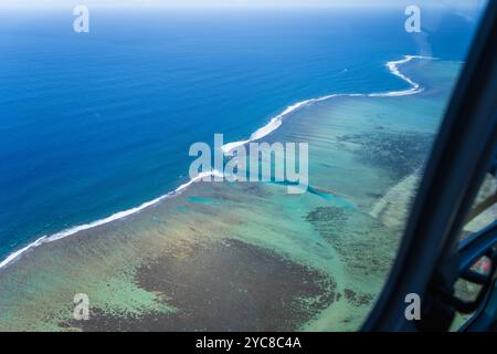 Un'affascinante vista aerea delle iconiche cascate sottomarine di Mauritius. La formazione geologica unica crea l'illusione di cascate che cadono in cascata Foto Stock