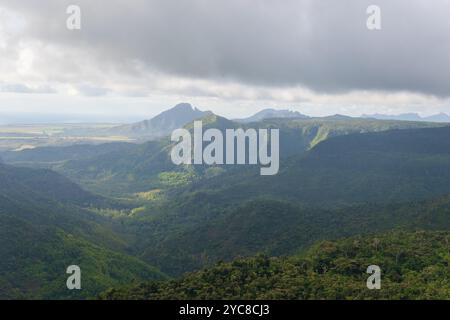 Una vista aerea mozzafiato di un paesaggio montuoso a Mauritius. I picchi spettacolari sono avvolti dalla nebbia, creando un senso di mistero. Mauritius, A. Foto Stock