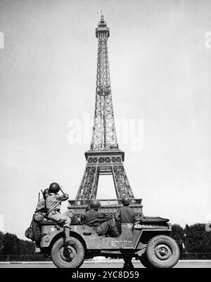 Soldati americani che guardano la Torre Eiffel, da cui parte il tricolore francese dopo la liberazione di Parigi Foto Stock