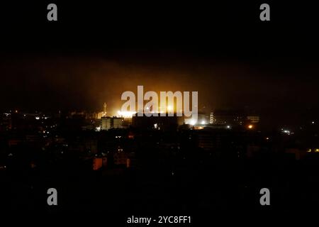 Beirut, Libano. 21 ottobre 2024. Il fumo sale dalle aree colpite da un attacco aereo israeliano nei sobborghi meridionali di Beirut, alla fine del 21 ottobre 2024. I media di stato libanesi hanno riferito di attacchi israeliani al bastione di Beirut meridionale di Hezbollah, incluso per la prima volta nel distretto di Ouzai il 21 ottobre 2024, poco dopo che l'esercito israeliano ha avvertito i residenti di diversi distretti di evacuare. Foto di Marc Fayad/ABACAPRESS. COM credito: Abaca Press/Alamy Live News Foto Stock