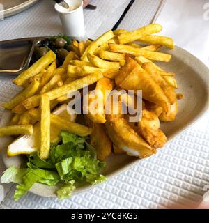 Tradizionali bastoncini di seppia pastella chiamati Choco Frito serviti con patatine fritte o patatine fritte in un popolare ristorante di Setubal. Foto Stock