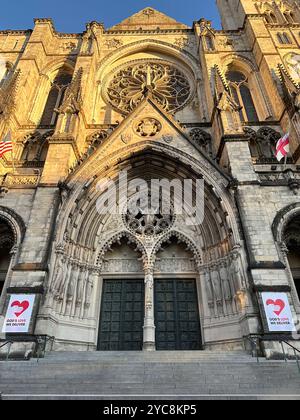 New York, Stati Uniti. 21 ottobre 2024. The Gods Love We Deliver 2024 Golden Heart Awards tenutosi nella Cattedrale di St. John the Devine a New York, New York, USA, lunedì 21 ottobre, 2024. credito: Jennifer Graylock/Alamy Live News Foto Stock