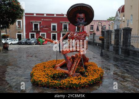 Atlixco, Pueblo, Messico. 21 ottobre 2024. Una catrina monumentale in cartone è visibile durante l'esposizione della quarta edizione delle catrine monumentali di Atlixco, nello stato di Puebla, visitabile dall'11 ottobre al 10 novembre, quest'anno con il tema delle figure storiche del Messico come parte delle celebrazioni di dia de Muertos. Il 21 ottobre 2024 ad Atlixco, Messico. (Credit Image: © Carlos Santiago/eyepix via ZUMA Press Wire) SOLO PER USO EDITORIALE! Non per USO commerciale! Crediti: ZUMA Press, Inc./Alamy Live News Foto Stock