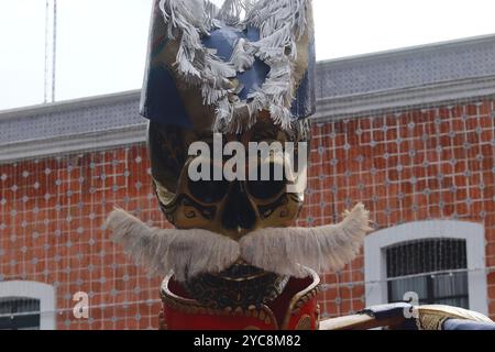 Atlixco, Pueblo, Messico. 21 ottobre 2024. Una catrina monumentale in cartone è visibile durante l'esposizione della quarta edizione delle catrine monumentali di Atlixco, nello stato di Puebla, visitabile dall'11 ottobre al 10 novembre, quest'anno con il tema delle figure storiche del Messico come parte delle celebrazioni di dia de Muertos. Il 21 ottobre 2024 ad Atlixco, Messico. (Credit Image: © Carlos Santiago/eyepix via ZUMA Press Wire) SOLO PER USO EDITORIALE! Non per USO commerciale! Crediti: ZUMA Press, Inc./Alamy Live News Foto Stock