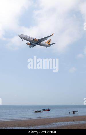 L'aereo cargo RGA Black Stone Airlines vola in basso sopra Balikpapan Beach per prepararsi all'atterraggio Foto Stock