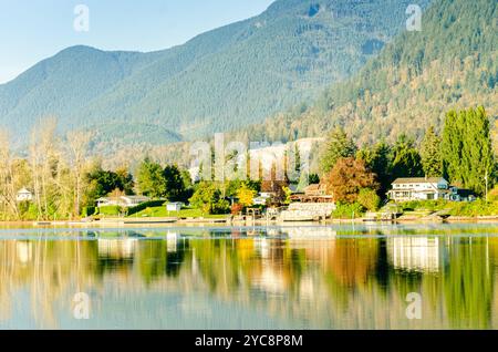 Vista di Draper Creek e Hatzic Island nel lago Hatzic dal Neilson Regional Park, Mission, British Columbia, Canada Foto Stock