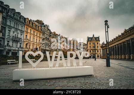 Splendida vista da cartolina del centro di Karlovy Vary, Repubblica Ceca, con i suoi splendidi edifici termali del XIX secolo in pittoreschi colori autunnali Foto Stock