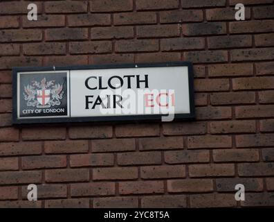 Steet Sign for the Cloth Fair, Smithfield, City of London, Inghilterra, Regno Unito. Cloth Fair è una strada nella City di Londra dove, in Foto Stock