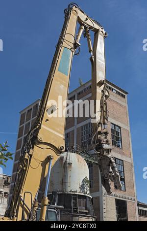 Pinze di demolizione su un escavatore su un sito in costruzione Foto Stock