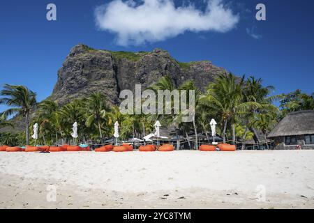 Spiaggia, le Morne, Brabante, penisola, montagna con hotel di lusso, sud-ovest, Oceano Indiano, isola, Mauritius, Africa Foto Stock