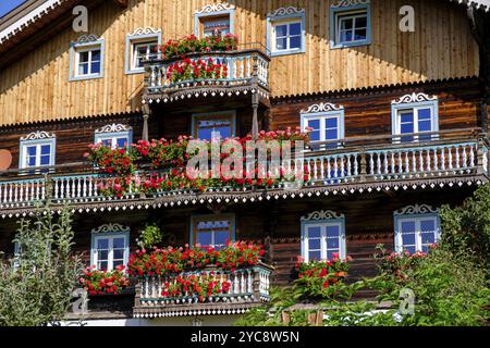 Fattoria decorata con fiori. Distretto di Burg, Kals am Grossglockner, Tirolo orientale, Austria, Europa Foto Stock