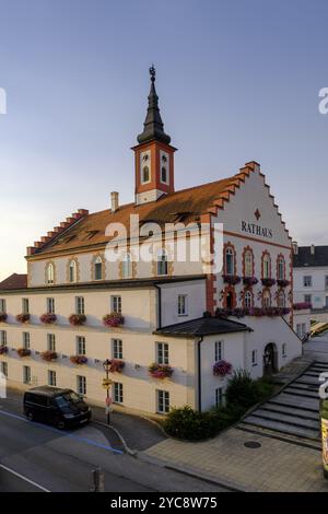 Piazza principale con municipio, Waidhofen an der Thaya, Waldviertel, bassa Austria, Austria, Europa Foto Stock