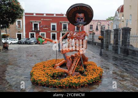 Mostra Atlixco Monumental Catrinas Una catrina monumentale in cartone è visibile durante la mostra della quarta edizione delle catrine monumentali di Atlixco, nello stato di Puebla, visitabile dall'11 ottobre al 10 novembre, quest'anno con il tema delle figure storiche del Messico come parte delle celebrazioni di dia de Muertos. Il 21 ottobre 2024 ad Atlixco, Messico. Atlixco Puebla Messico Copyright: XCarlosxSantiagox Foto Stock