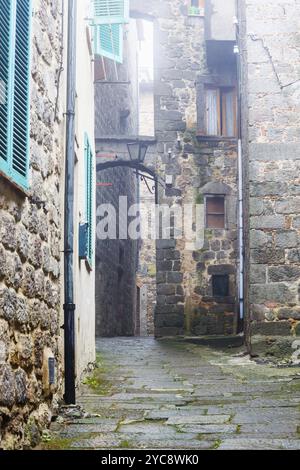 Vicolo tra gli edifici di una città Foto Stock