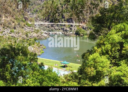 Il First Basin nella Cataract Gorge Reserve presenta una piscina, una seggiovia e una passerella pedonale, Launceston, Tasmania, Australia, Oceania Foto Stock