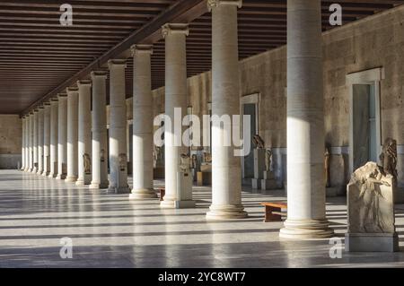 Colonne all'interno della Stoa di Attalo, una passerella coperta o portico, nell'Agorà, Atene, Grecia, Europa Foto Stock