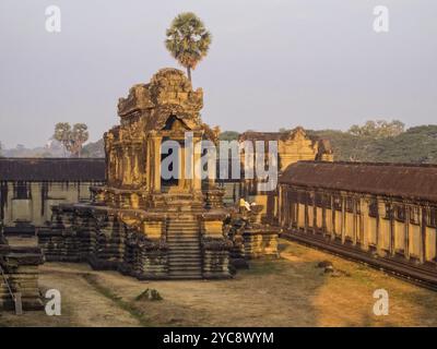 Una delle biblioteche di Angkor Wat all'alba, Siem Reap, Cambogia, Asia Foto Stock