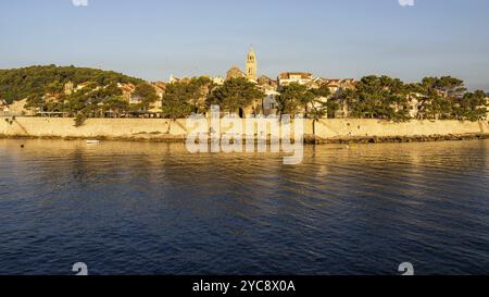 Vista dal mare, la luce del mattino cade sul centro storico di Korcula, l'isola di Korcula, la Dalmazia, la Croazia, l'Europa Foto Stock