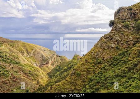 Paesaggio roccioso e Mar Ionio dalla strada per Castelmola, Taormina, Sicilia, Italia, Europa Foto Stock