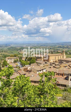 Vista di San Gimignano e paesaggio rurale in Toscana, Italia, Europa Foto Stock