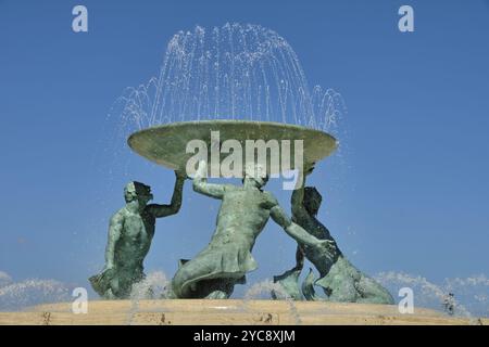 I Tritoni? La Fontana, situata appena fuori dalla porta della città, è costituita da tre figure di bronzo dei mitologici Tritoni che reggono un piatto, la Valletta, mal Foto Stock