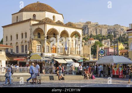 Moschea Tzistarakis, che prende il nome da un ex governatore turco, sulla popolare Piazza Monastiraki con Akropolis sullo sfondo, Atene, Grecia, EUR Foto Stock