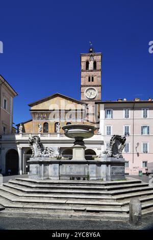 Fontana di piazza Santa Maria in Trastevere, la più antica chiesa mariana di Roma, Santa Maria in Trastevere, quartiere Trastevere, Roma, regione Lazio Foto Stock