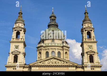 La cupola e i due campanili della Basilica di Santo Stefano, Budapest, Ungheria, Europa Foto Stock