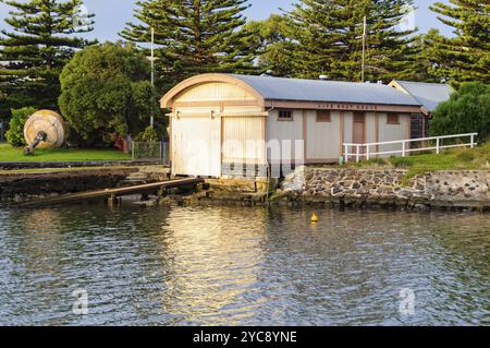 La storica Lifeboat Station ospita una scialuppa di salvataggio costruita a Williamstown nel 1857, la più antica imbarcazione di salvataggio autodistrugante e autodrenante in t Foto Stock