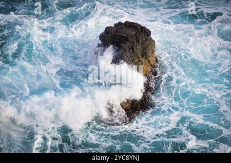 Onde schiaccianti a Nobbies, Phillip Island, Victoria, Australia, Oceania Foto Stock