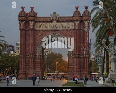 Arco di trionfo (Arc de Triomf) in autunno, Barcellona, Catalogna, Spagna, 10 ottobre 2014, Europa Foto Stock