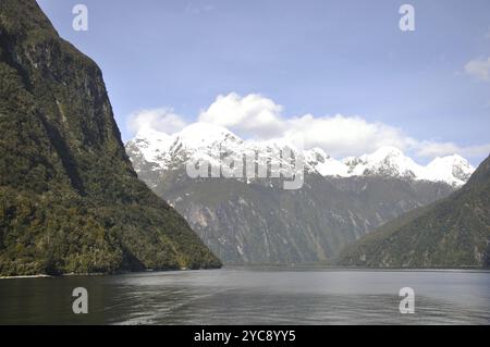 Vista delle Cascades (sulla sinistra) a Milford Sound, Fiordland, nuova Zelanda, Oceania Foto Stock