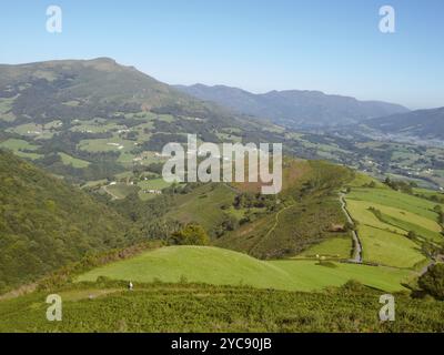 Colline ondulate e verdi pascoli sul Camino francese sopra St Jean Pied de Port, Francia, Europa Foto Stock