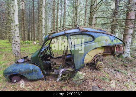 Vecchio relitto auto in piedi in legno Foto Stock