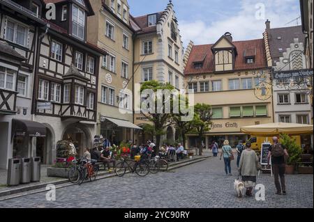 02.06.2016, Lindau, Germania, Europa, le persone passeggiano nella zona pedonale della città vecchia di Lindau, Europa Foto Stock