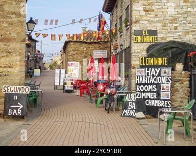 La strada principale (Calle Real) in un piccolo villaggio di Camino, Santa Catalina de Somoza, Castiglia e León, Spagna, Europa Foto Stock