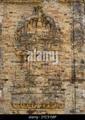 Palazzo volante su un muro di mattoni a Prasat Sambor, Sambor Prei Kuk, Cambogia, Asia Foto Stock