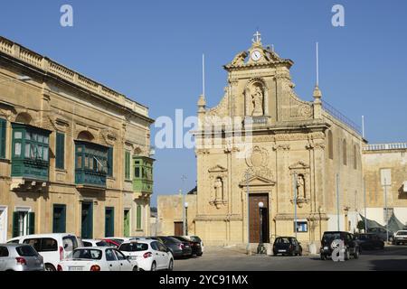 La chiesa originale risale al 1492, ma l'attuale chiesa conventuale di San Francesco d'Assisi fu costruita per lo più nel XVII secolo, Victoria, Malta Foto Stock