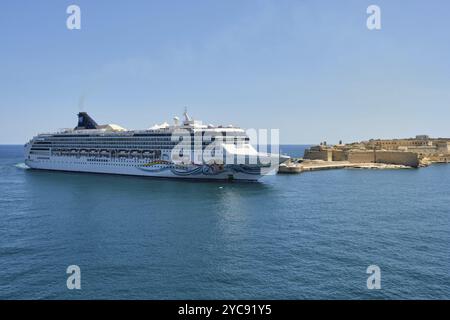 Nave da crociera Norwegian Spirit a Ricasoli East Breakwater, la Valletta, Malta, Europa Foto Stock