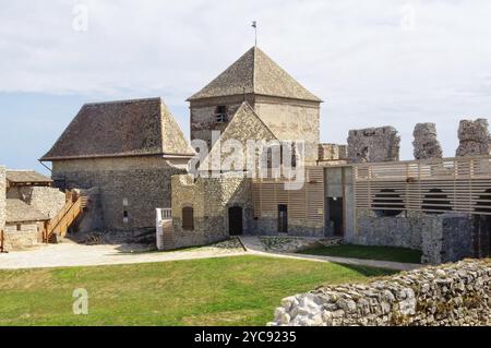 All'interno del cortile del castello di Sumeg (Suemeg), Sumeg, Ungheria, Europa Foto Stock