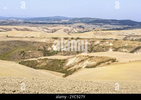 Pullman blu attraverso le aride Crete Senesi autunnali in Toscana, Italia, Europa Foto Stock