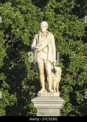 Statua in marmo di Robert Burns e del suo cane di Giovanni Udney nei Giardini Botanici di Ballarat, Ballarat, Victoria, Australia, Oceania Foto Stock