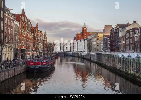 Splendida vista classica sul canale di Amsterdam al tramonto! parcheggio per barche per biciclette Foto Stock