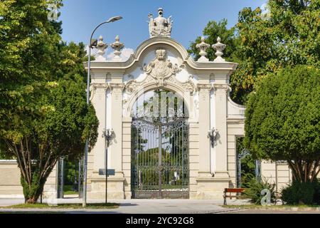 Cancello d'ingresso del Palazzo Festetics, Keszthely, Ungheria, Europa Foto Stock