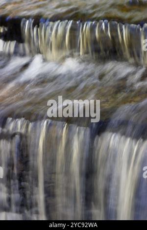 Piccola cascata nel fiume Foto Stock