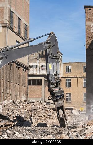 Benna a polipo per demolizione di un escavatore in un cantiere durante i lavori di demolizione Foto Stock