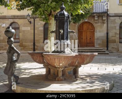 Fontana con donna dell'acqua sulla piazza principale (Plaza Mayor), Navarrete, la Rioja, Spagna, Europa Foto Stock