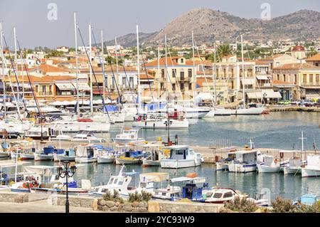 Yacht e barche da pesca nel vivace porto di Egina, Isole Saroniche, Grecia, Europa Foto Stock